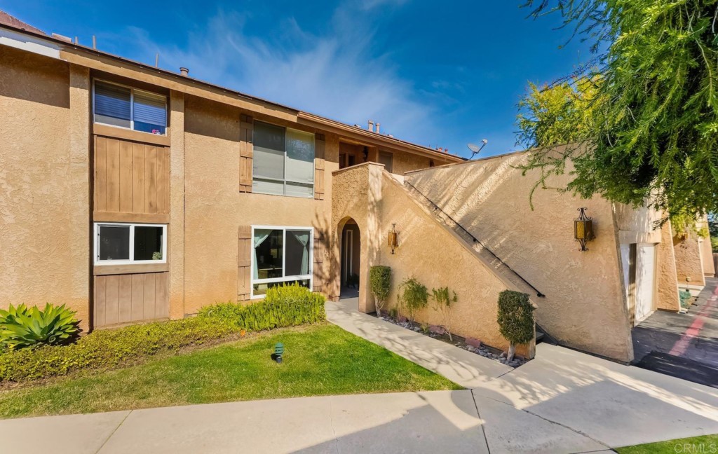 322 Ivy Lane Fallbrook, CA 92028 - Photo 4 of 35 a view of a house with a yard