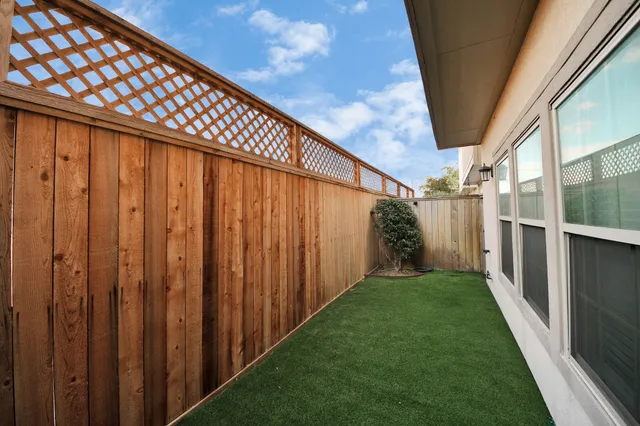 a view of a backyard