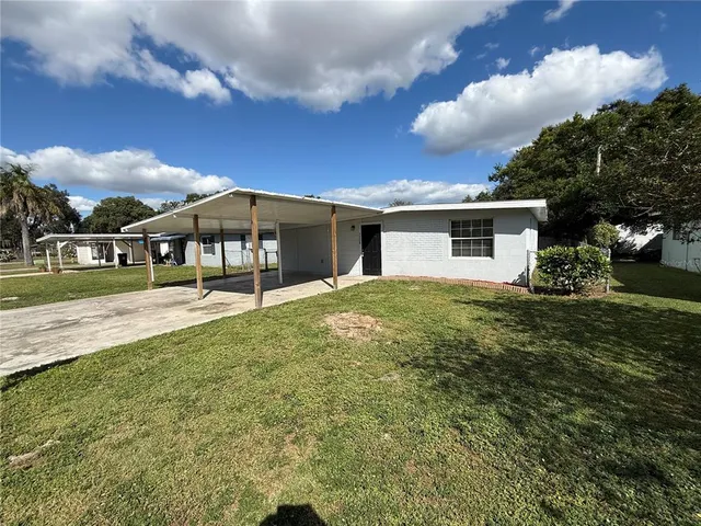 a view of a backyard