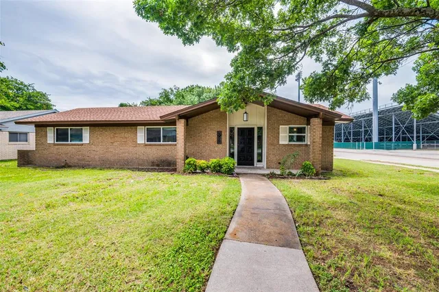 $2,200 | 100 High School Drive, Waxahachie, TX 75165