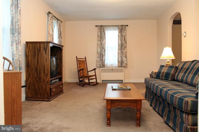 8533 Edgewood Church Road Frederick, MD 21702 - Photo 5 of 20 Living Room