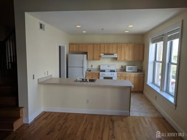 $2,600 | 385 George Street, Unit 3B, New Brunswick, NJ 08901