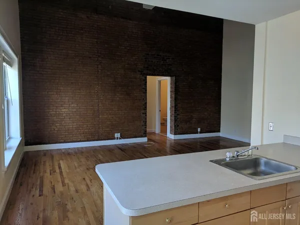 $2,600 | 385 George Street, Unit 3B, New Brunswick, NJ 08901