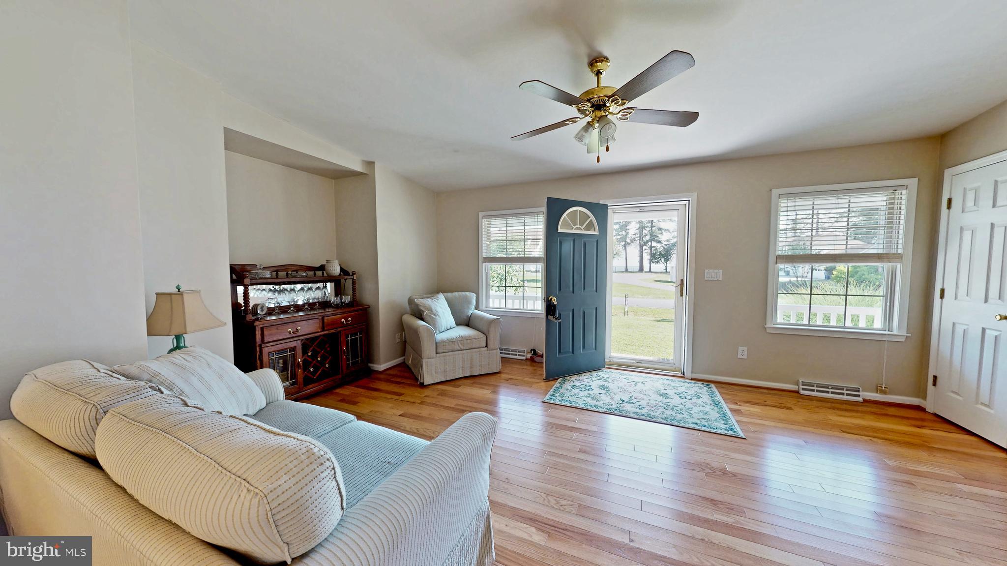 12280 Potomac View Road Newburg, MD 20664 - Photo 7 of 43 Living room