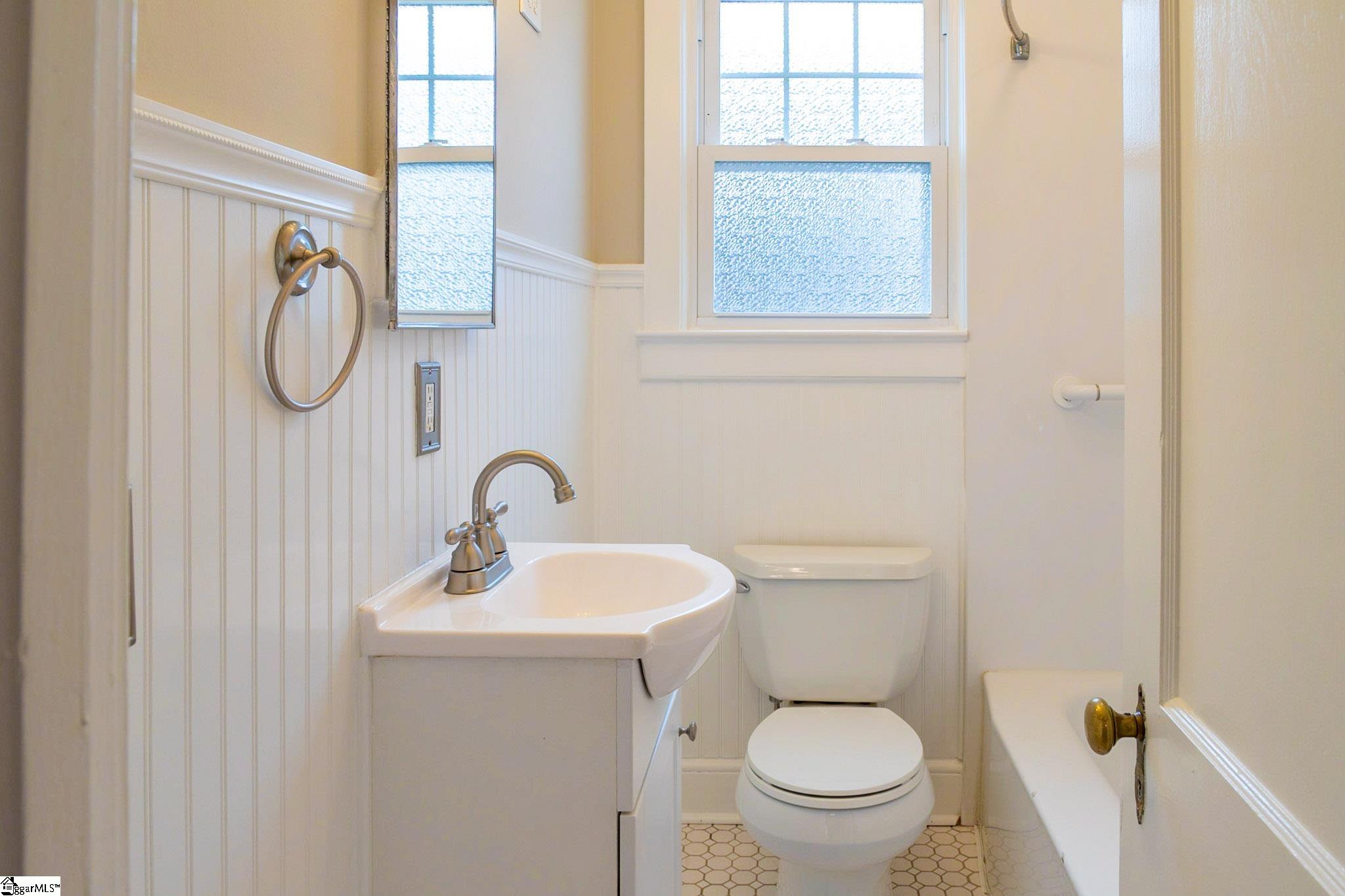 808 East Lee Road Taylors, SC 29687 - Photo 4 of 12 Gallery Image 4