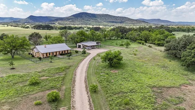 $1,095,000 | 2657 West Sabinal Road, Utopia, TX 78884