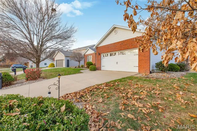 $295,000 | 109 Spruce Court, Brighton, IL 62012