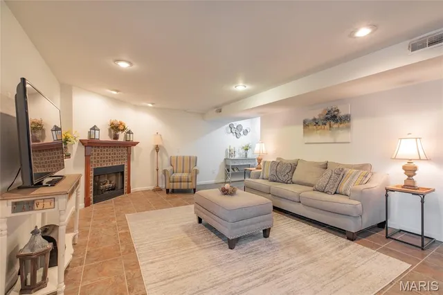 $295,000 | 109 Spruce Court, Brighton, IL 62012