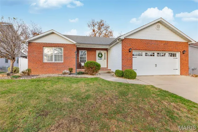 $295,000 | 109 Spruce Court, Brighton, IL 62012