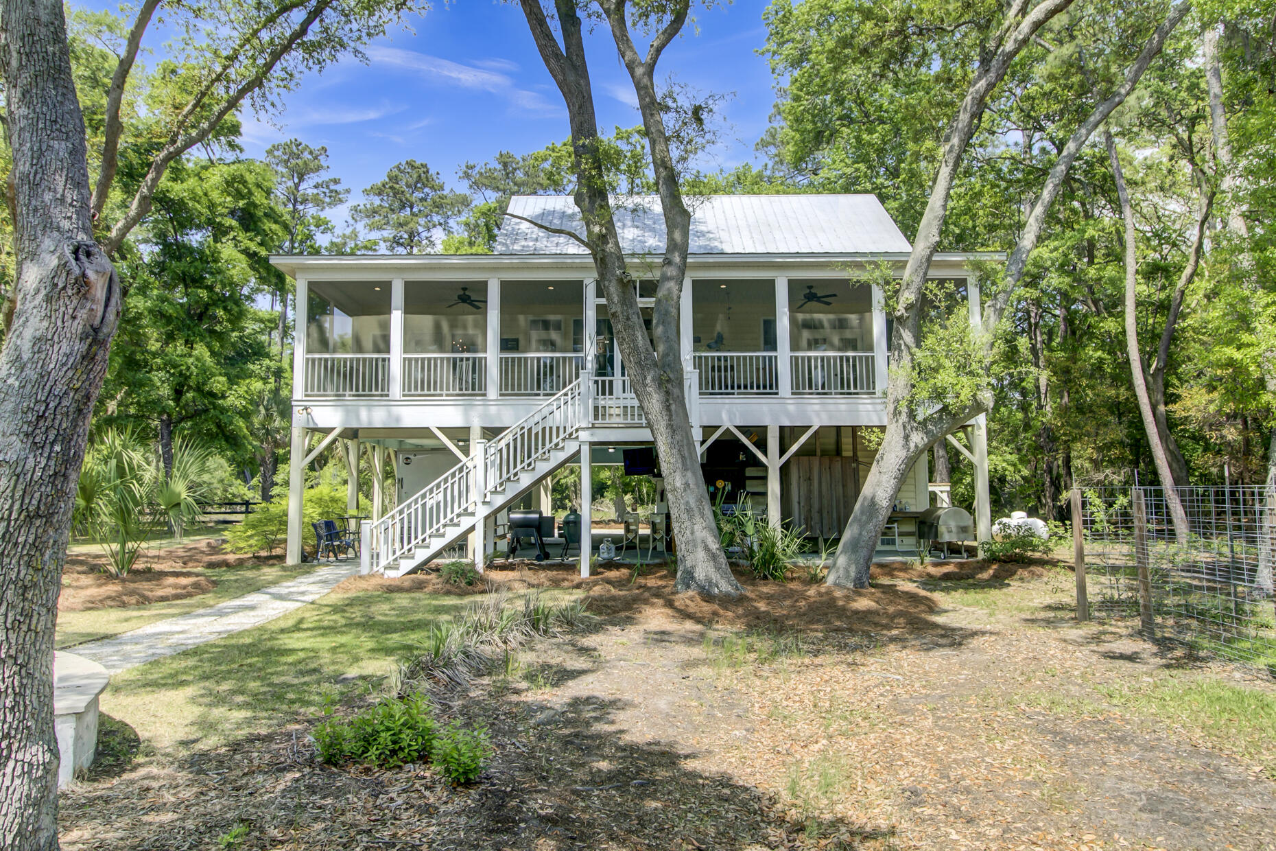 8723 Raccoon Island Rd - Edisto Island
