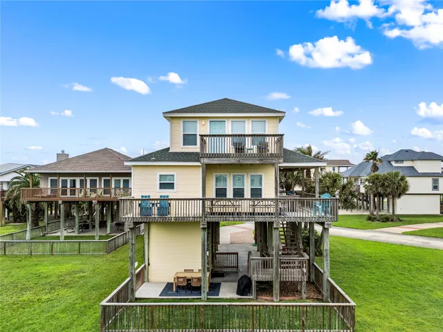 a house view with swimming pool and garden space