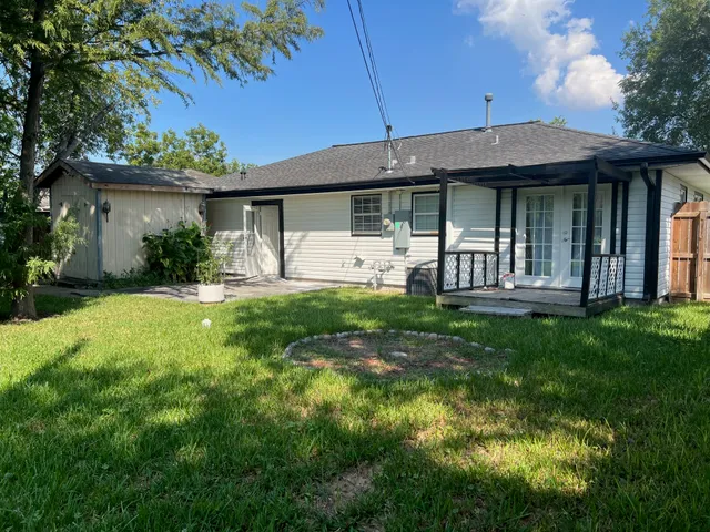 a view of a house with backyard