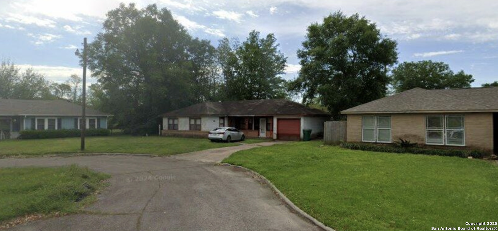 a view of a yard in front of a house