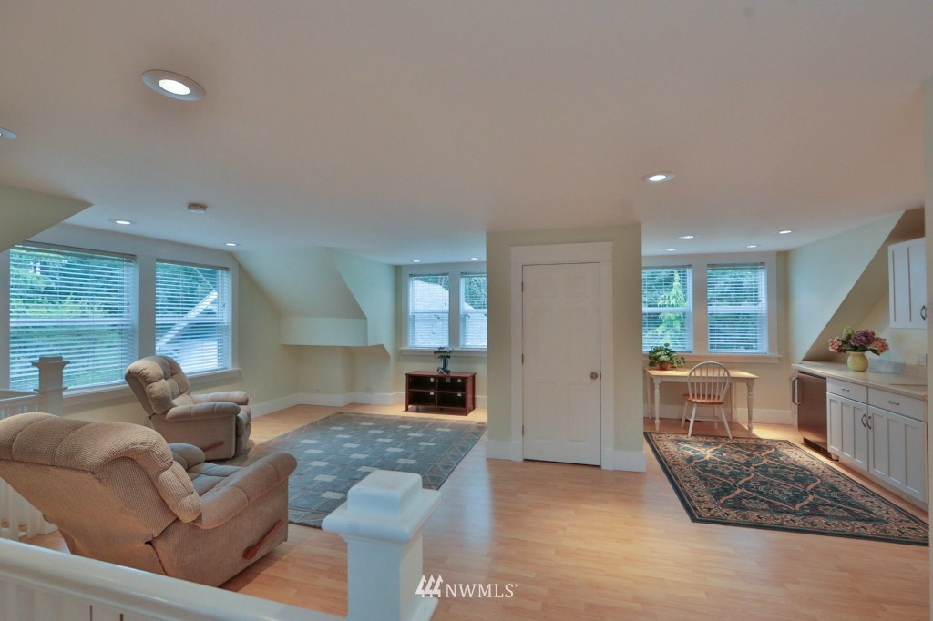 9828 232nd Street Southwest Edmonds, WA 98020 - Photo 17 of 25 Gallery Image 17