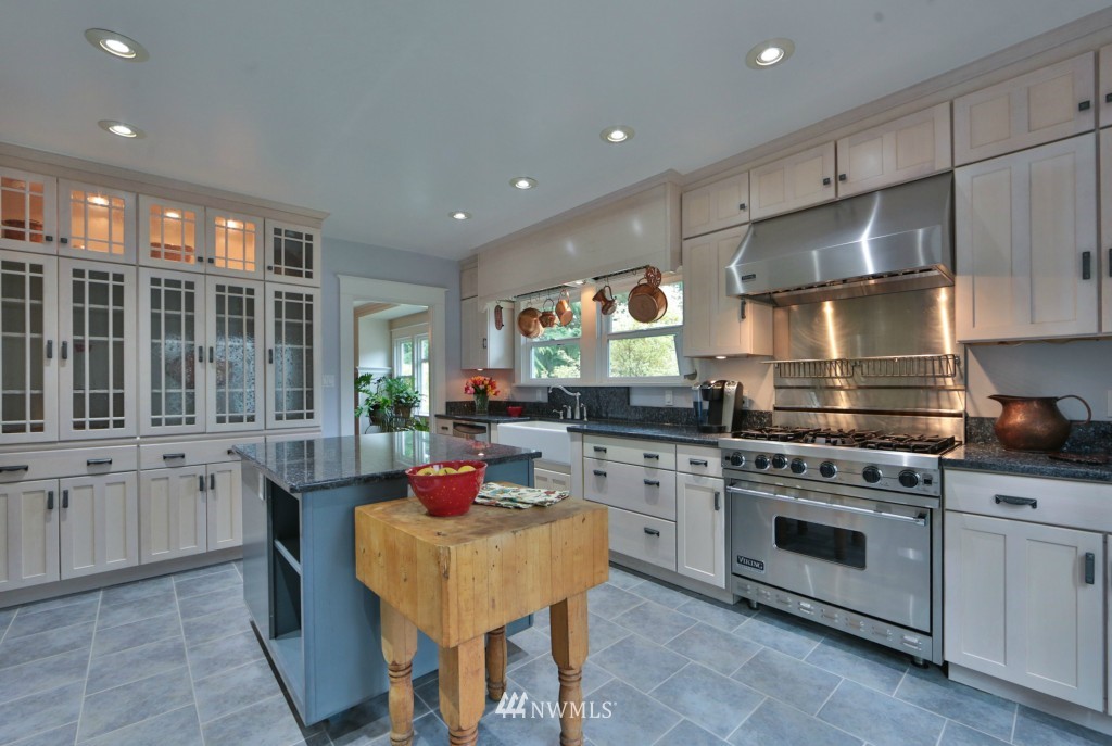 9828 232nd Street Southwest Edmonds, WA 98020 - Photo 4 of 25 Gallery Image 4