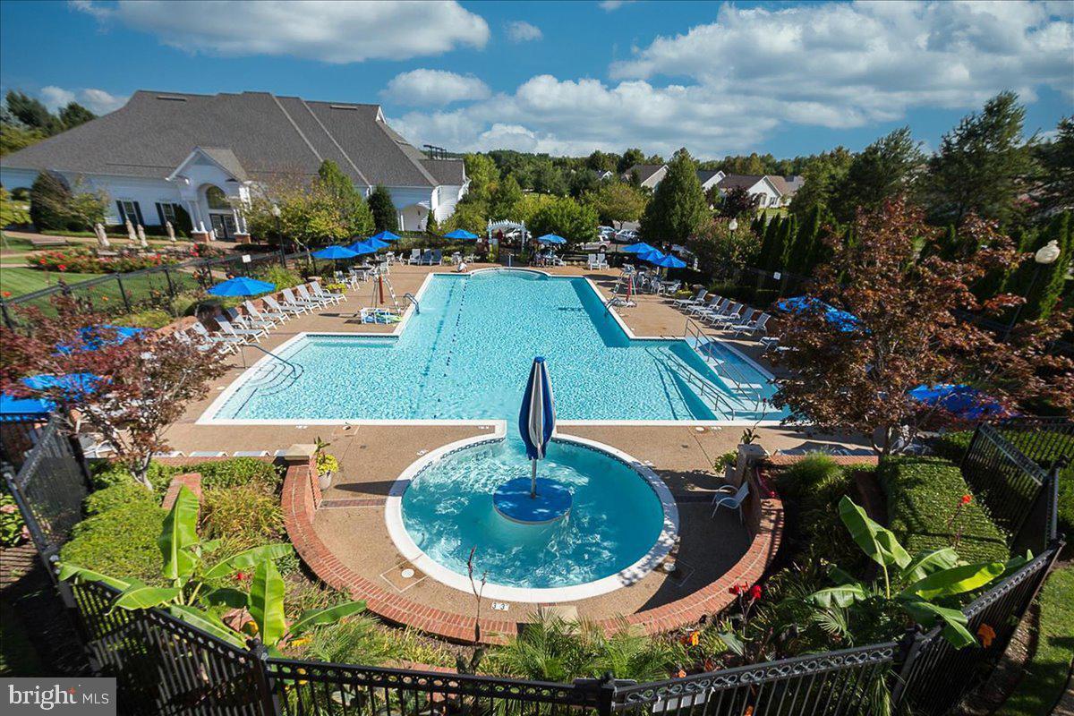 13872 Crabtree Way Gainesville, VA 20155 - Photo 31 of 33 Community pool