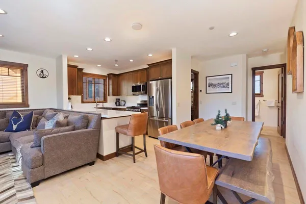 $1,699,000 | 125 Lakeview Boulevard, Unit 5, Mammoth Lakes, CA 93546