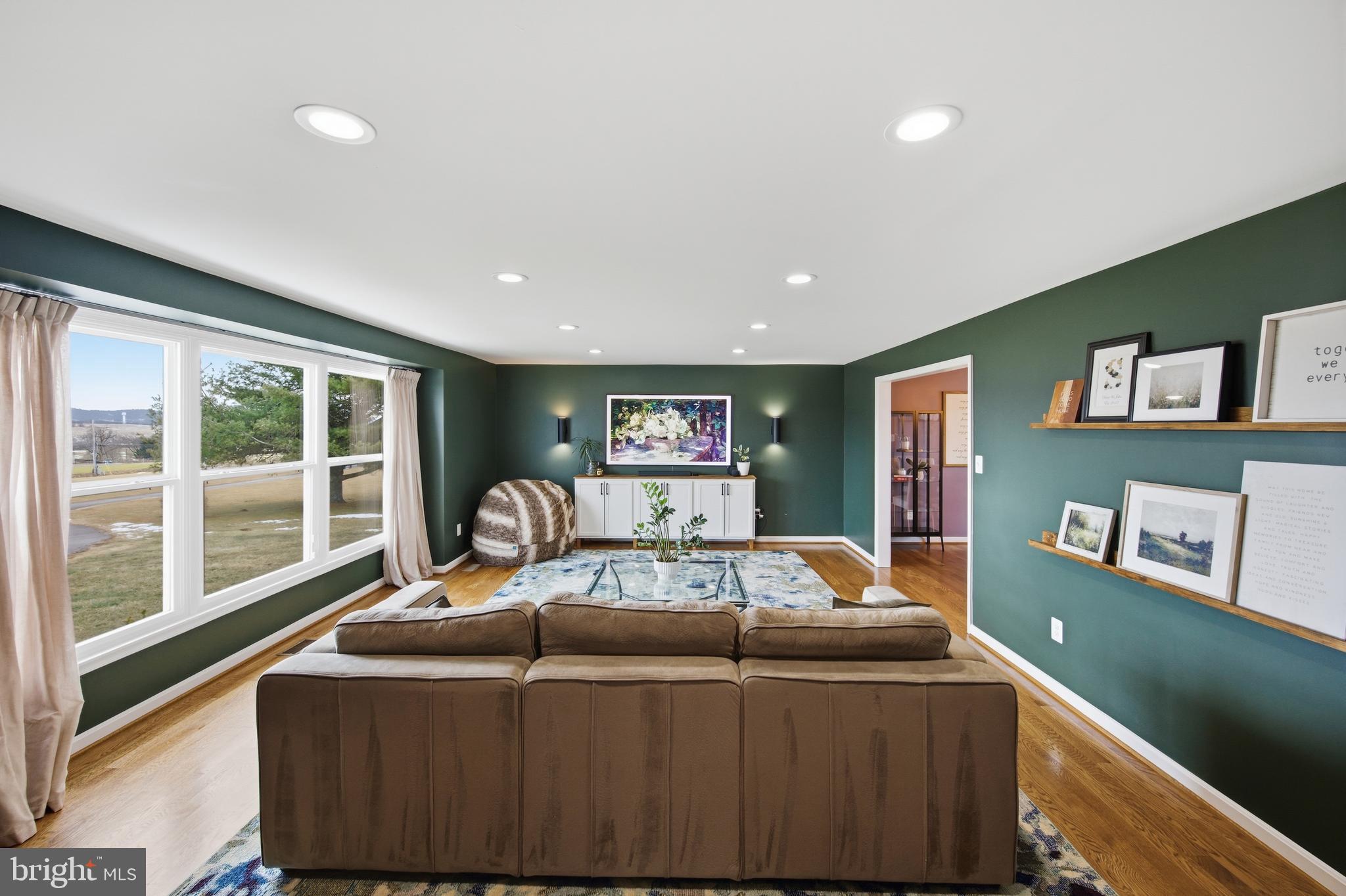8450 Palmer Road Middletown, MD 21769 - Photo 24 of 94 Living Room