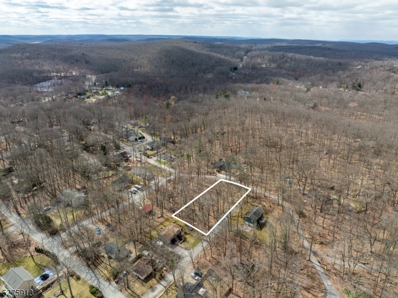 222 Acabonack Road Vernon, NJ 07422 - Photo 8 of 21 a view of a dry yard with wooden floor