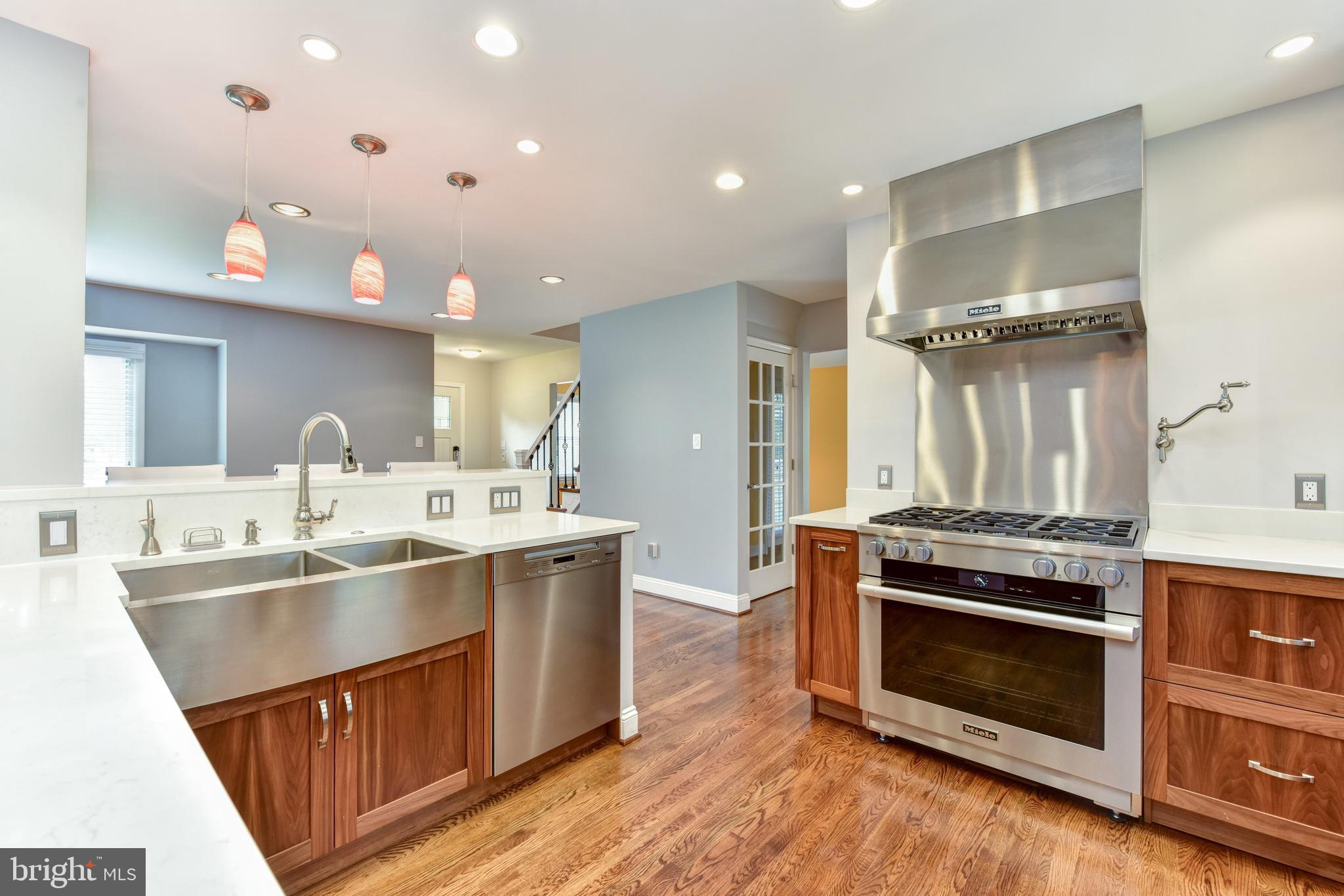 8332 Wagon Wheel Road Alexandria, VA 22309 - Photo 7 of 39 Double basin country sink, high end Miele stove