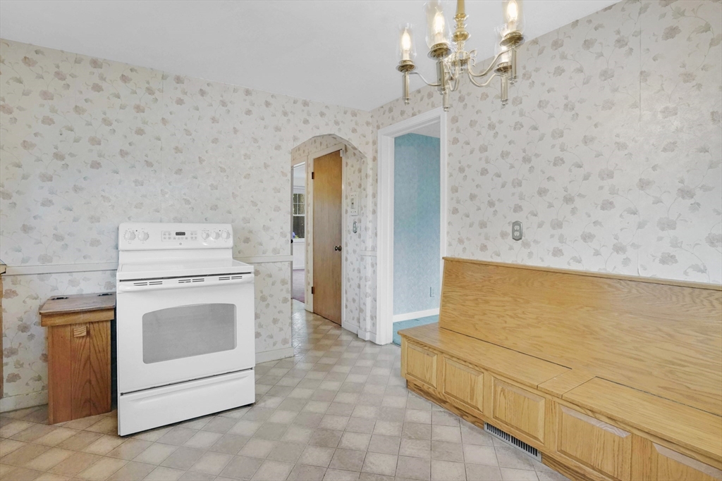 328 Hartwick Street Springfield, MA 01108 - Photo 12 of 37