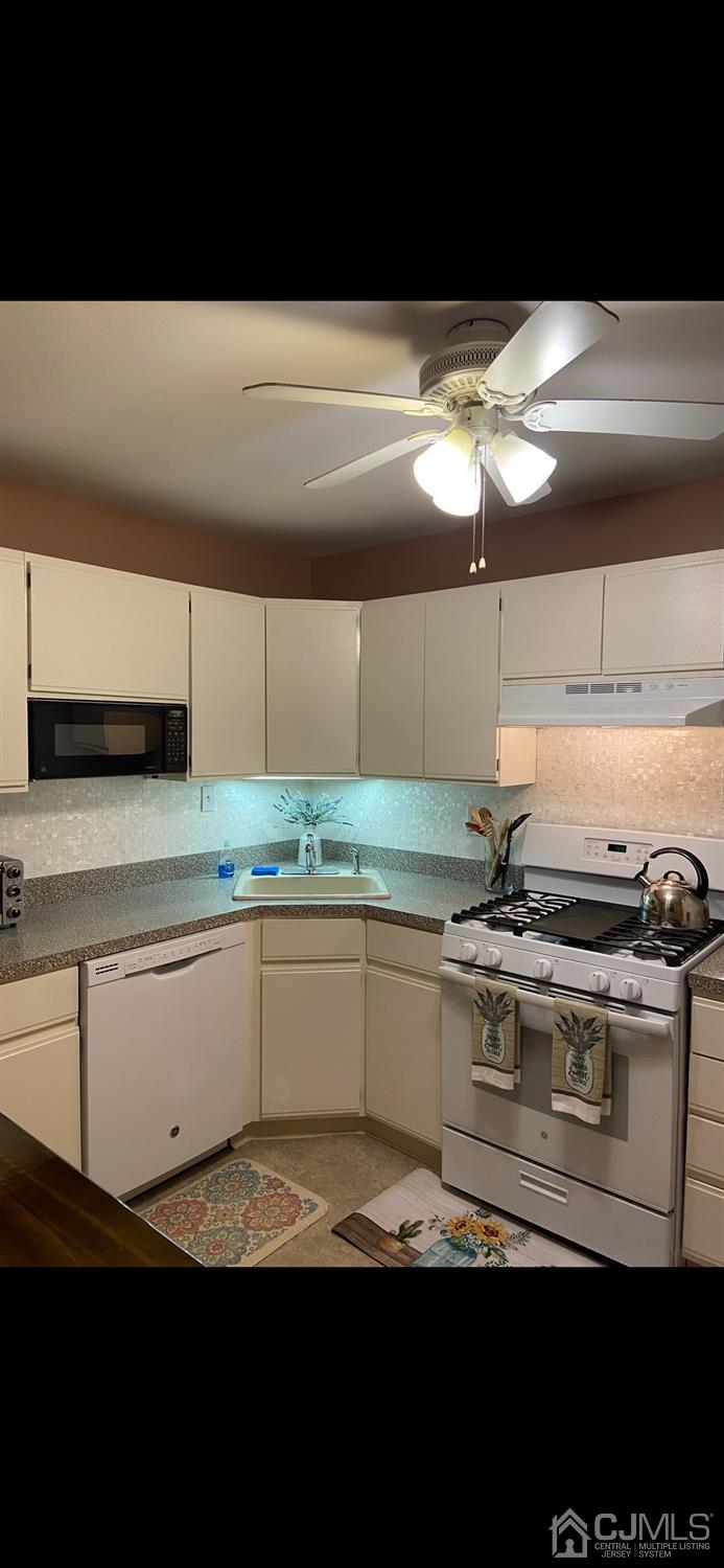 1001 Meadow Court Helmetta, NJ 08828 - Photo 4 of 10