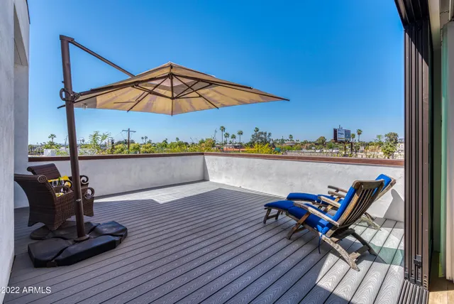 a view of a entrance gate of the house