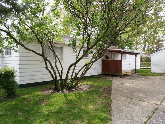 18706 Champaign Road Allen Park, MI 48101 - Photo 3 of 15 Yard w/new covered back porch!