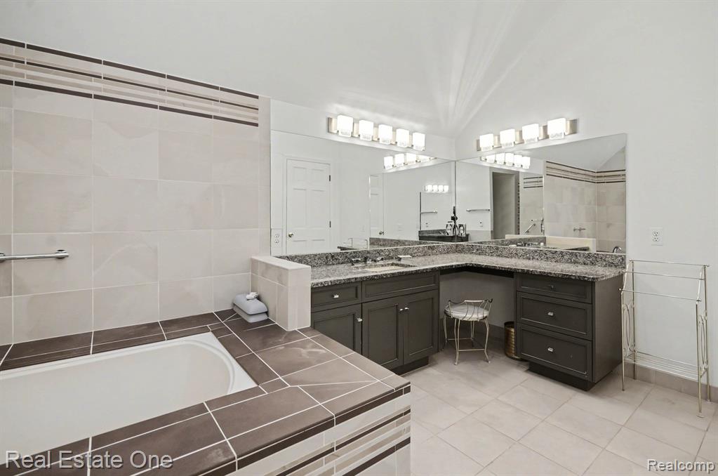 5840 Inkster Road West Bloomfield, MI 48323 - Photo 28 of 47