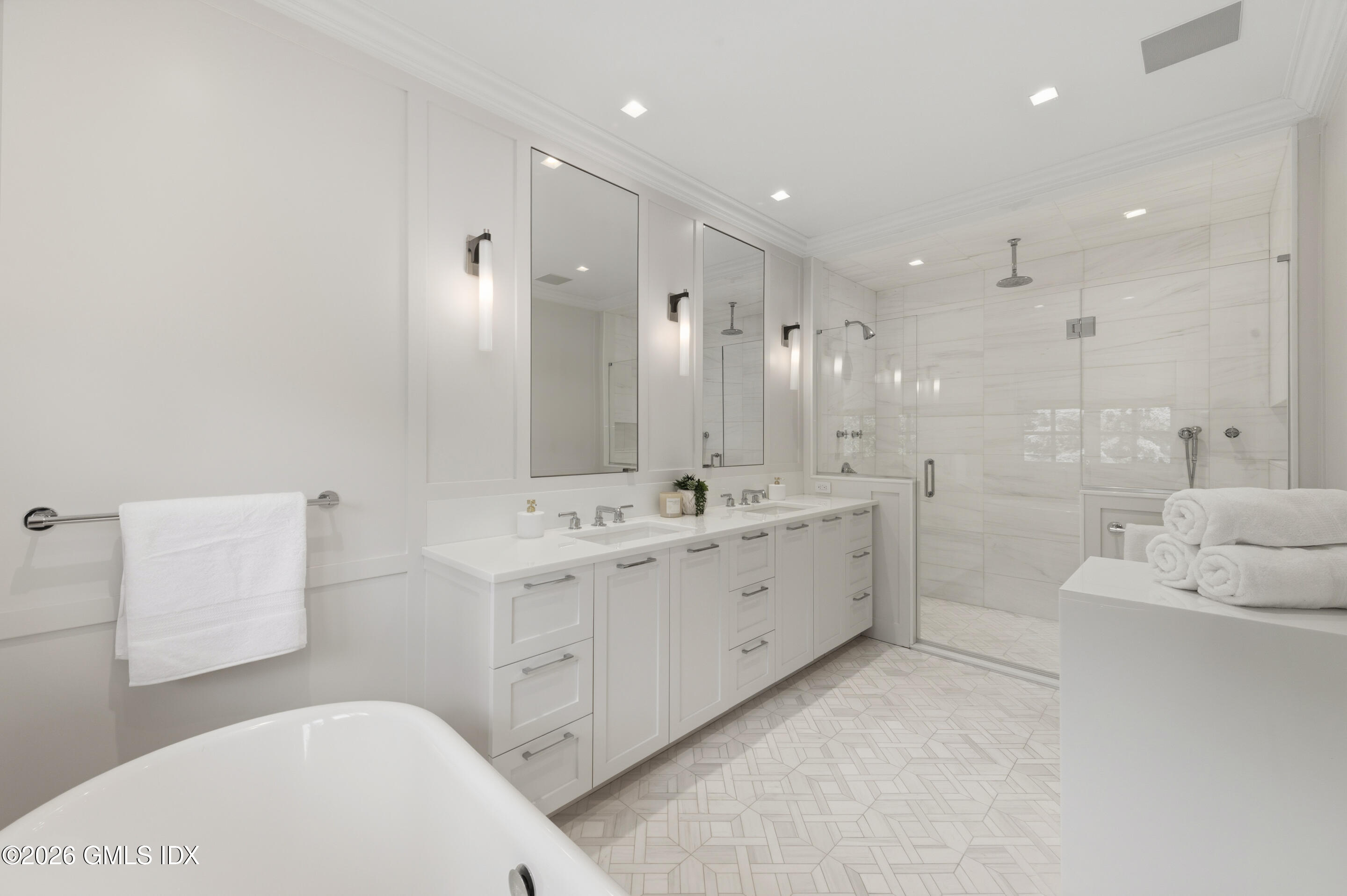 21 Pecksland Road Greenwich, CT 06831 - Photo 15 of 32 PRIMARY BATHROOM