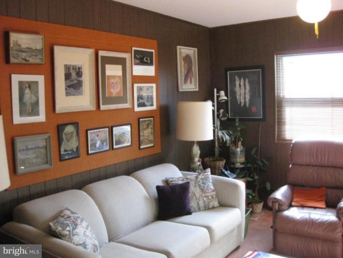 2530 Summerson Road Baltimore, MD 21209 - Photo 4 of 14 Family Room