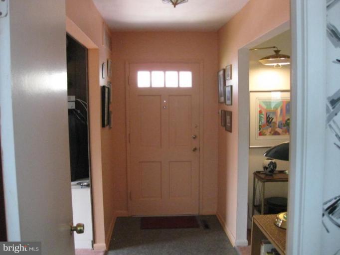 2530 Summerson Road Baltimore, MD 21209 - Photo 5 of 14 Entrance / Foyer