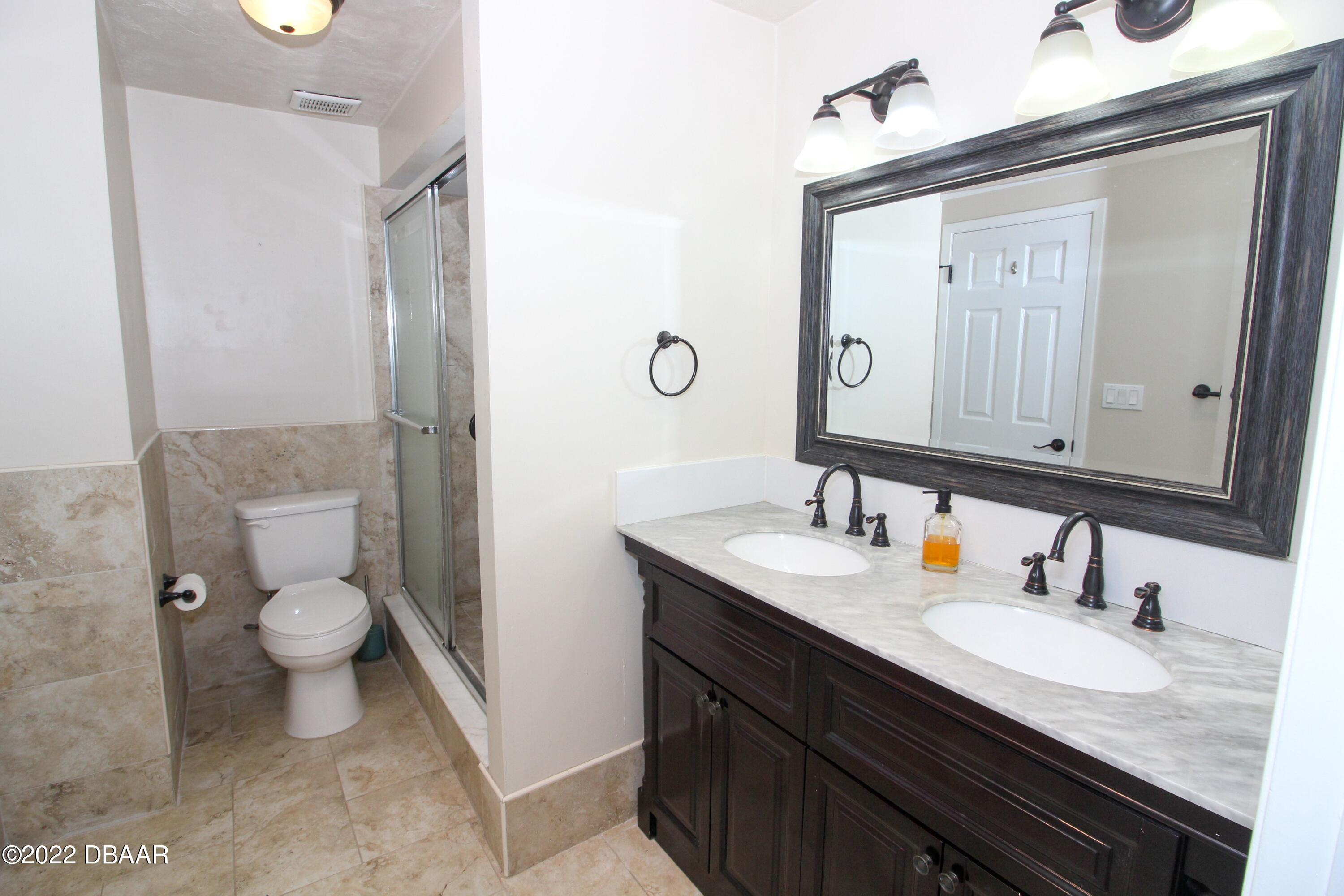3333 South Ridgewood Avenue, Unit U27G Port Orange, FL 32129 - Photo 19 of 36 41023313-019-Upstairs_Bathroom
