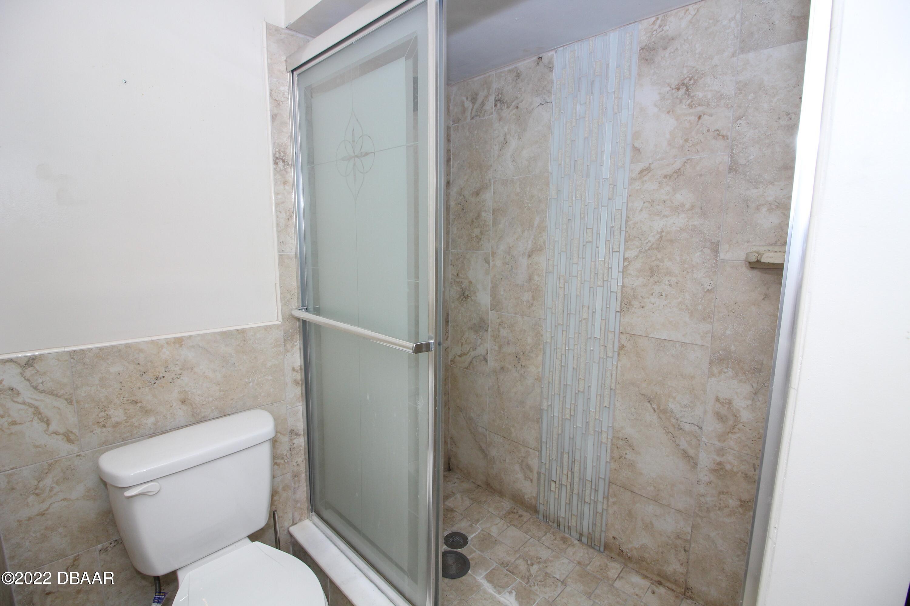 3333 South Ridgewood Avenue, Unit U27G Port Orange, FL 32129 - Photo 20 of 36 41023313-020-Upstairs_Bathroom_Alt_View