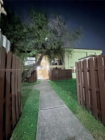 $2,200 | 660 West Park Drive, Unit 1201, Miami, FL 33172