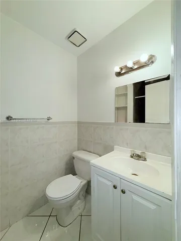 a large bedroom with a bed and a rug