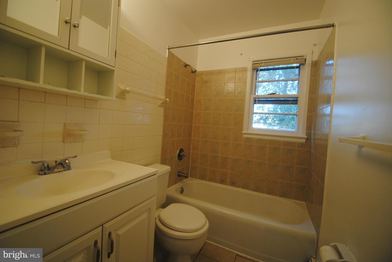 15111 Alaska Road Woodbridge, VA 22191 - Photo 12 of 18 Bath Main Level