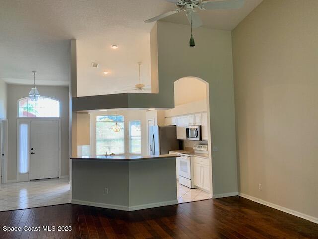 568 Renaissance Avenue Melbourne, FL 32940 - Photo 11 of 47 entrance and kitchen 4