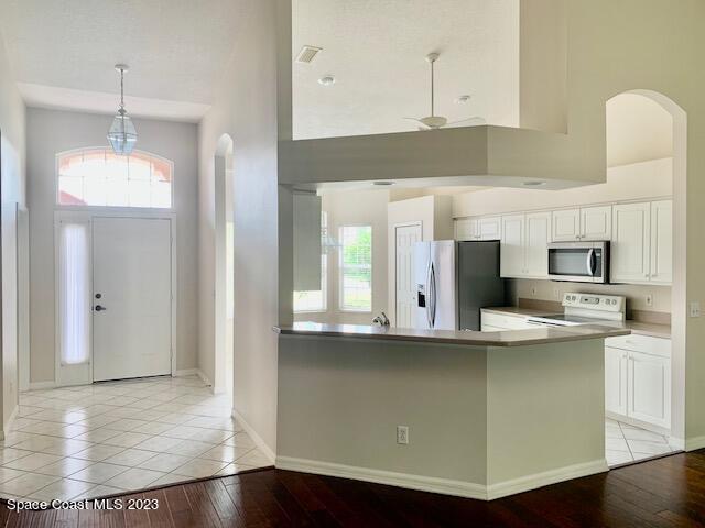 568 Renaissance Avenue Melbourne, FL 32940 - Photo 6 of 47 entrance and kitchen