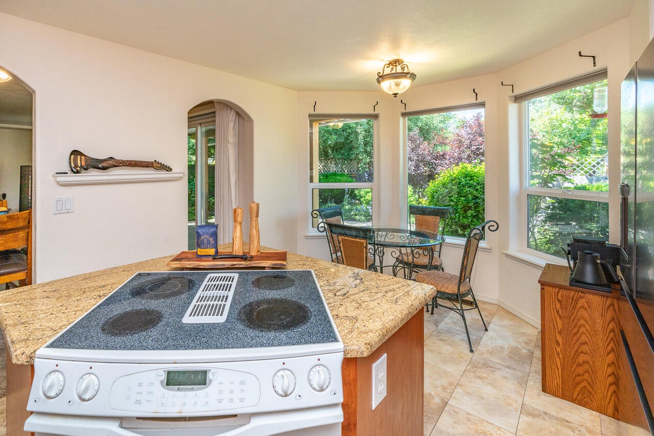644 Benjamin Way Phoenix, OR 97535 - Photo 24 of 43 644 Benjamin (25 of 103)-Edit