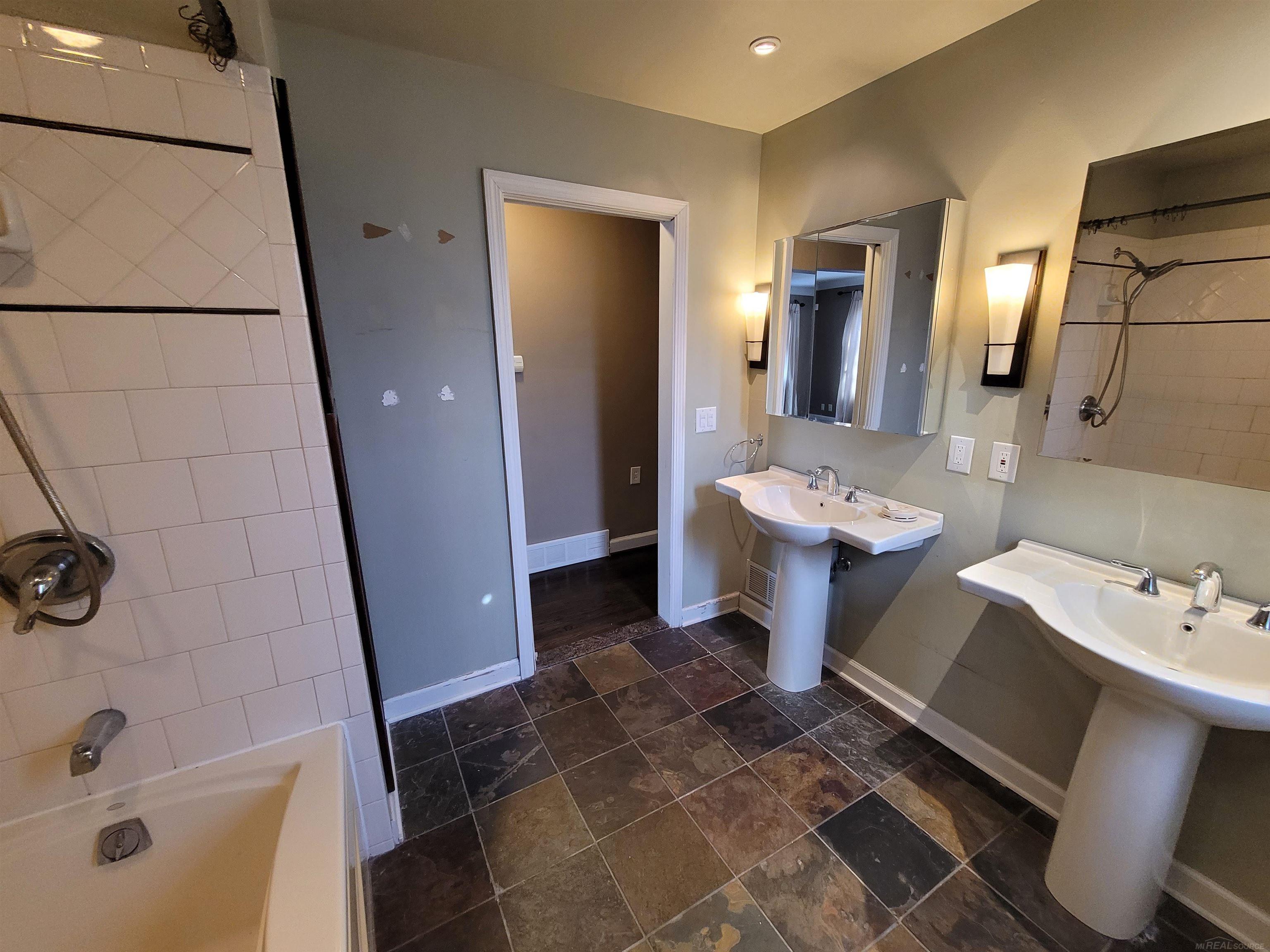 831 Roslyn Road Grosse Pointe, MI 48236 - Photo 19 of 29 50110582-20.JPG