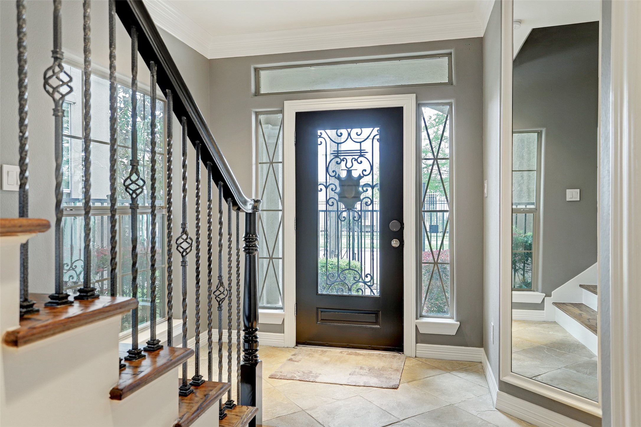 2810 Helena Street Houston, TX 77006 - Photo 2 of 16 a view of an entryway with interior