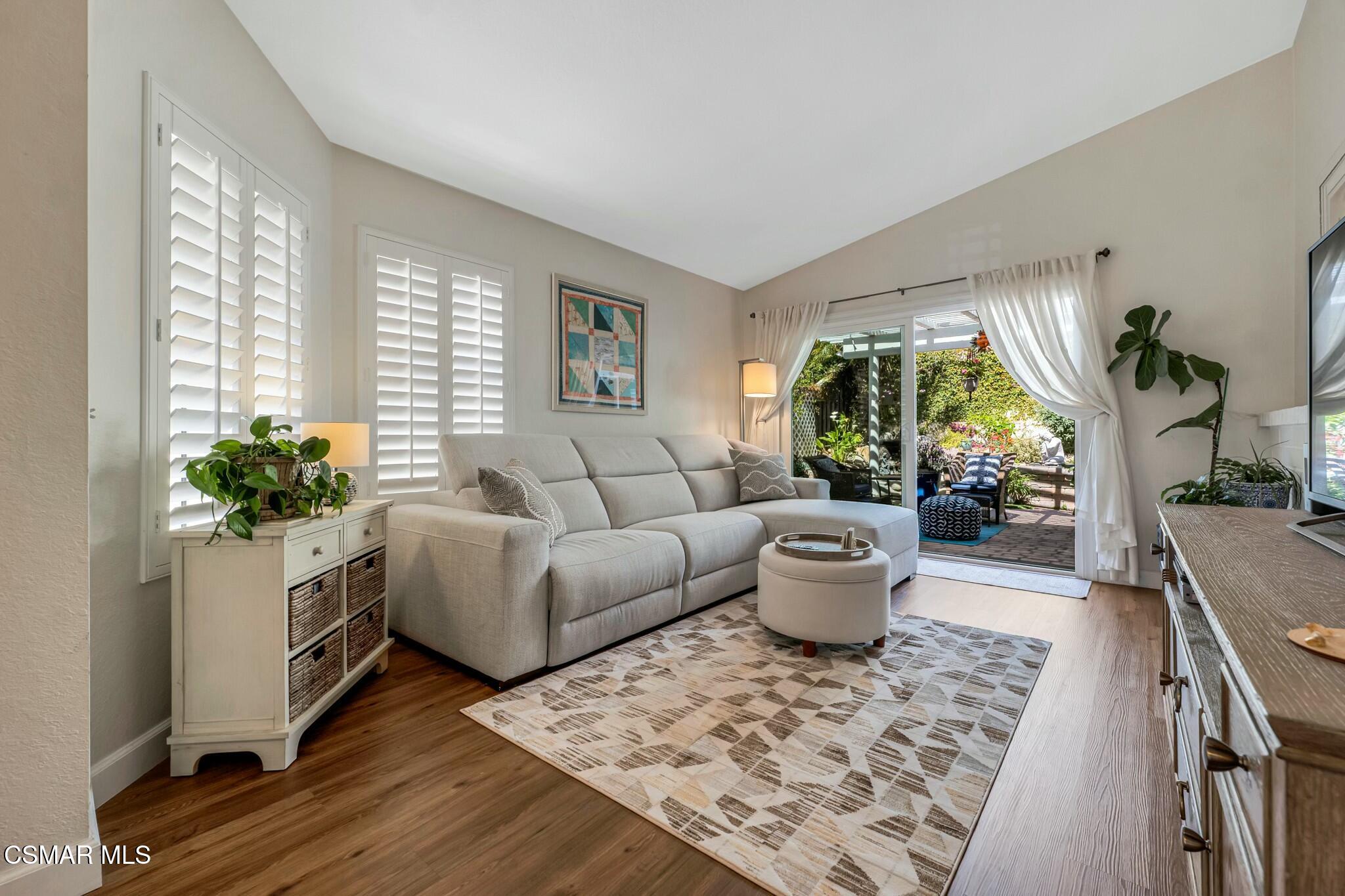 733 Congressional Road Simi Valley, CA 93065 - Photo 5 of 37 Living room