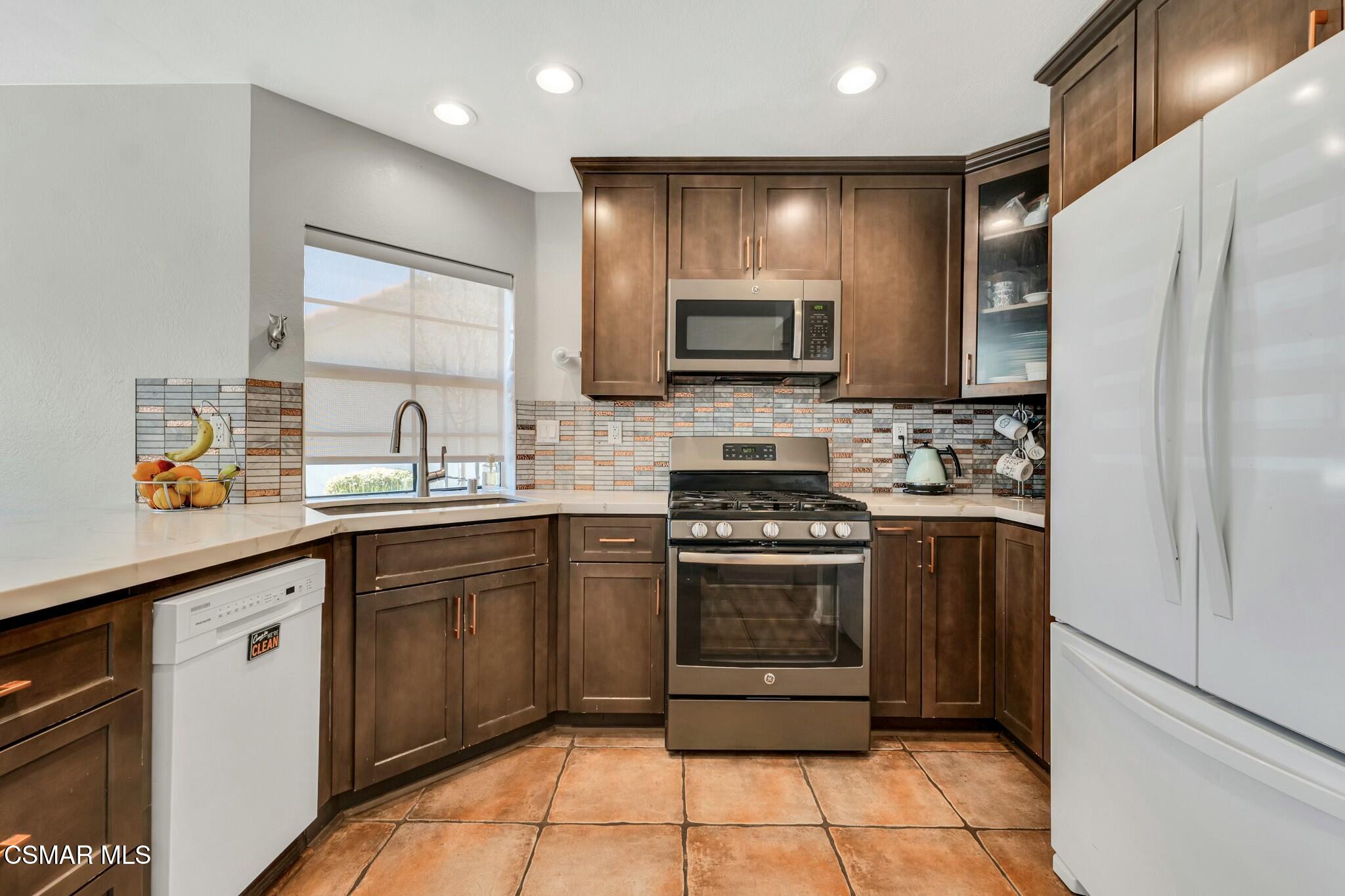 733 Congressional Road Simi Valley, CA 93065 - Photo 9 of 37 Kitchen