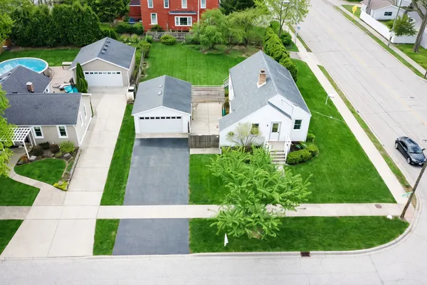 $350,000 | 400 Lindley Road, Westmont, IL 60559
