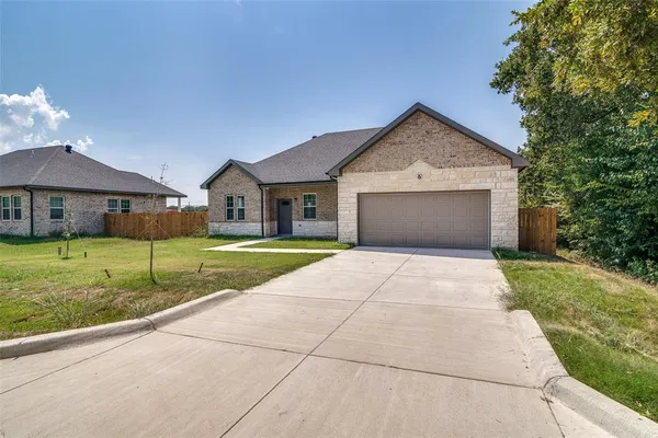 $289,000 | 701 Lakeland Drive, West Tawakoni, TX 75474