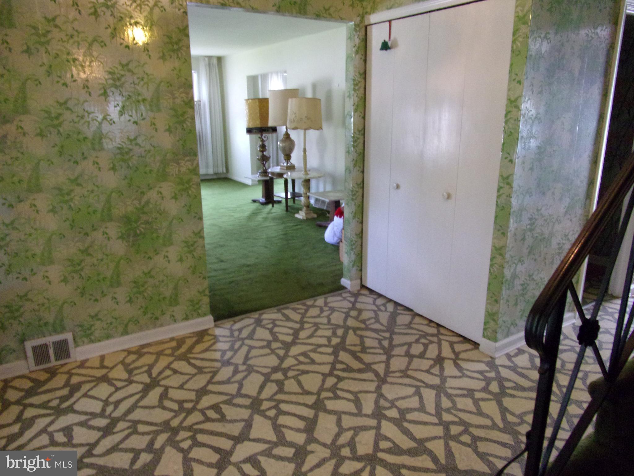 806 West Rolling Road Springfield, PA 19064 - Photo 11 of 39 Foyer area with large guest closet