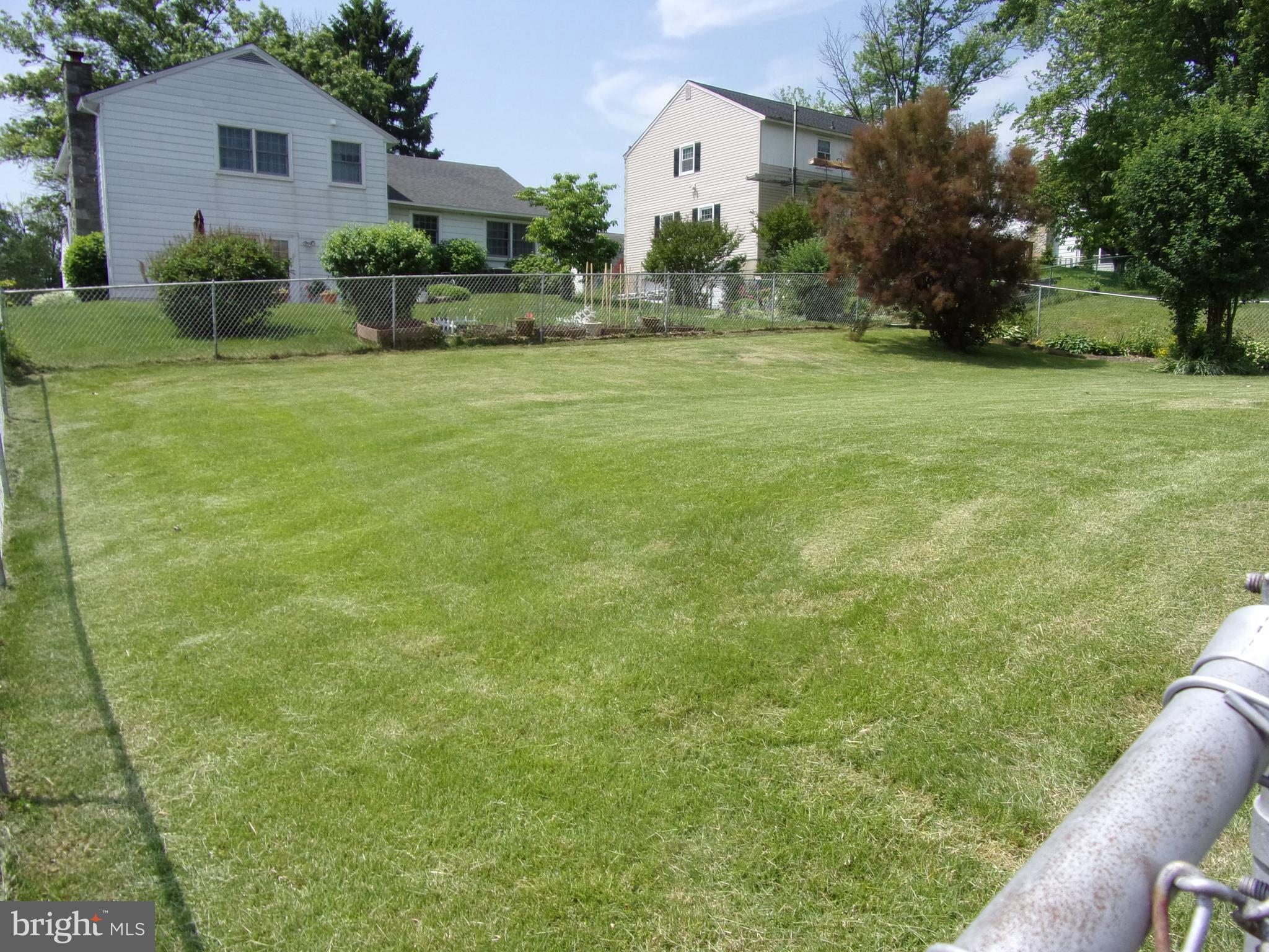Fenced rear yard