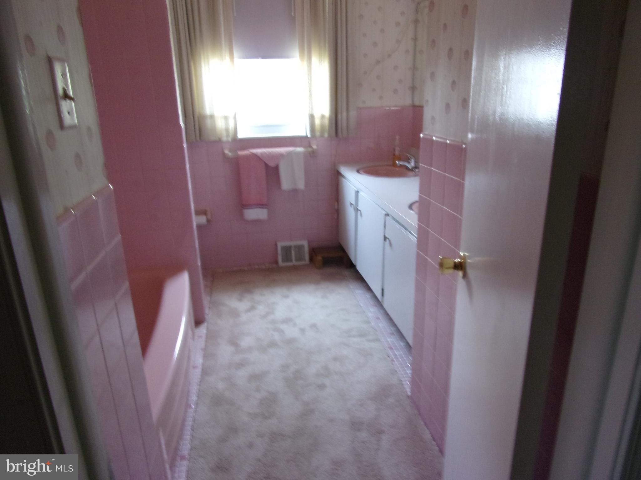 806 West Rolling Road Springfield, PA 19064 - Photo 33 of 39 Ceramic tile hall bath