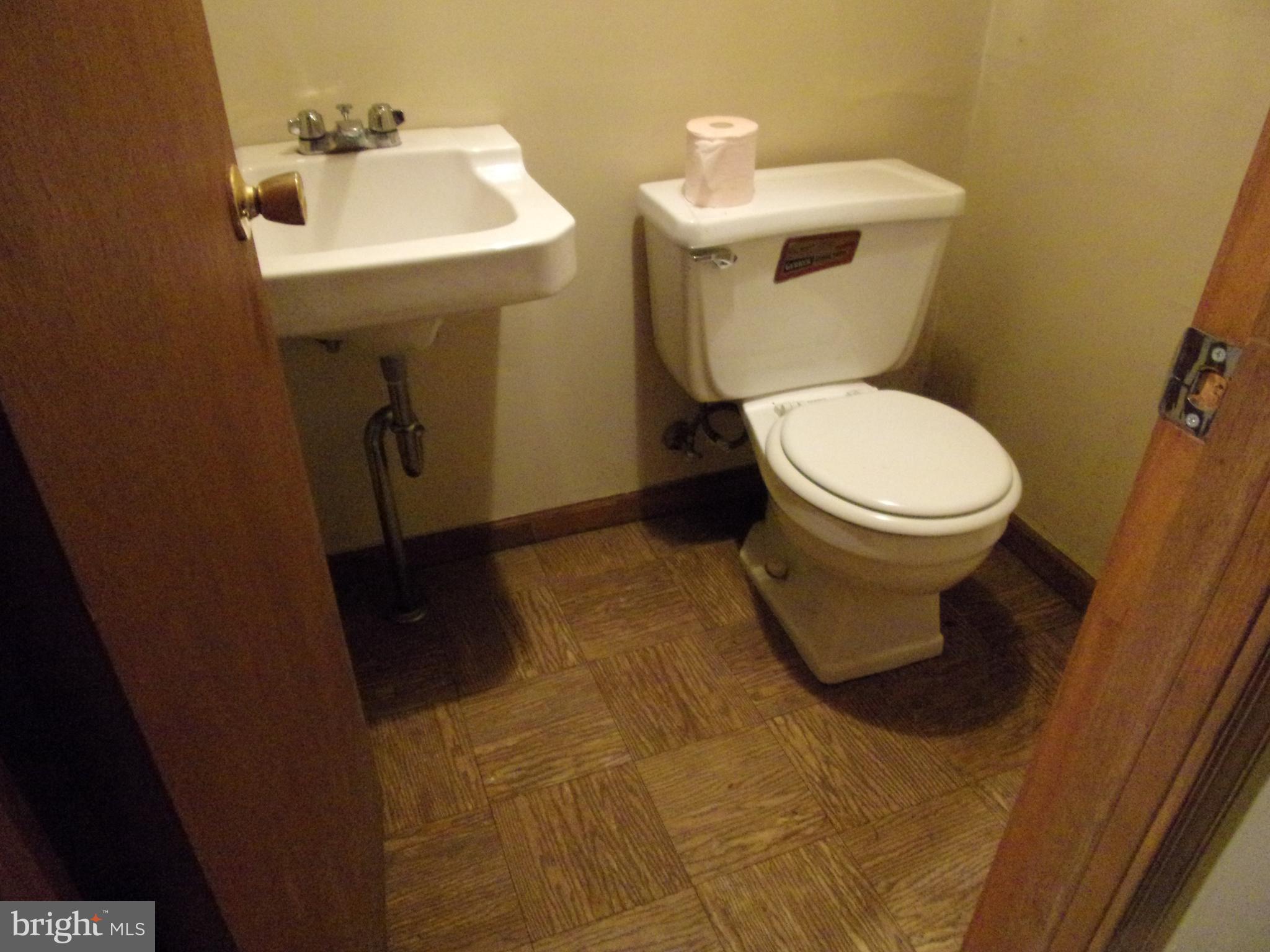806 West Rolling Road Springfield, PA 19064 - Photo 35 of 39 Lower Level Powder Room